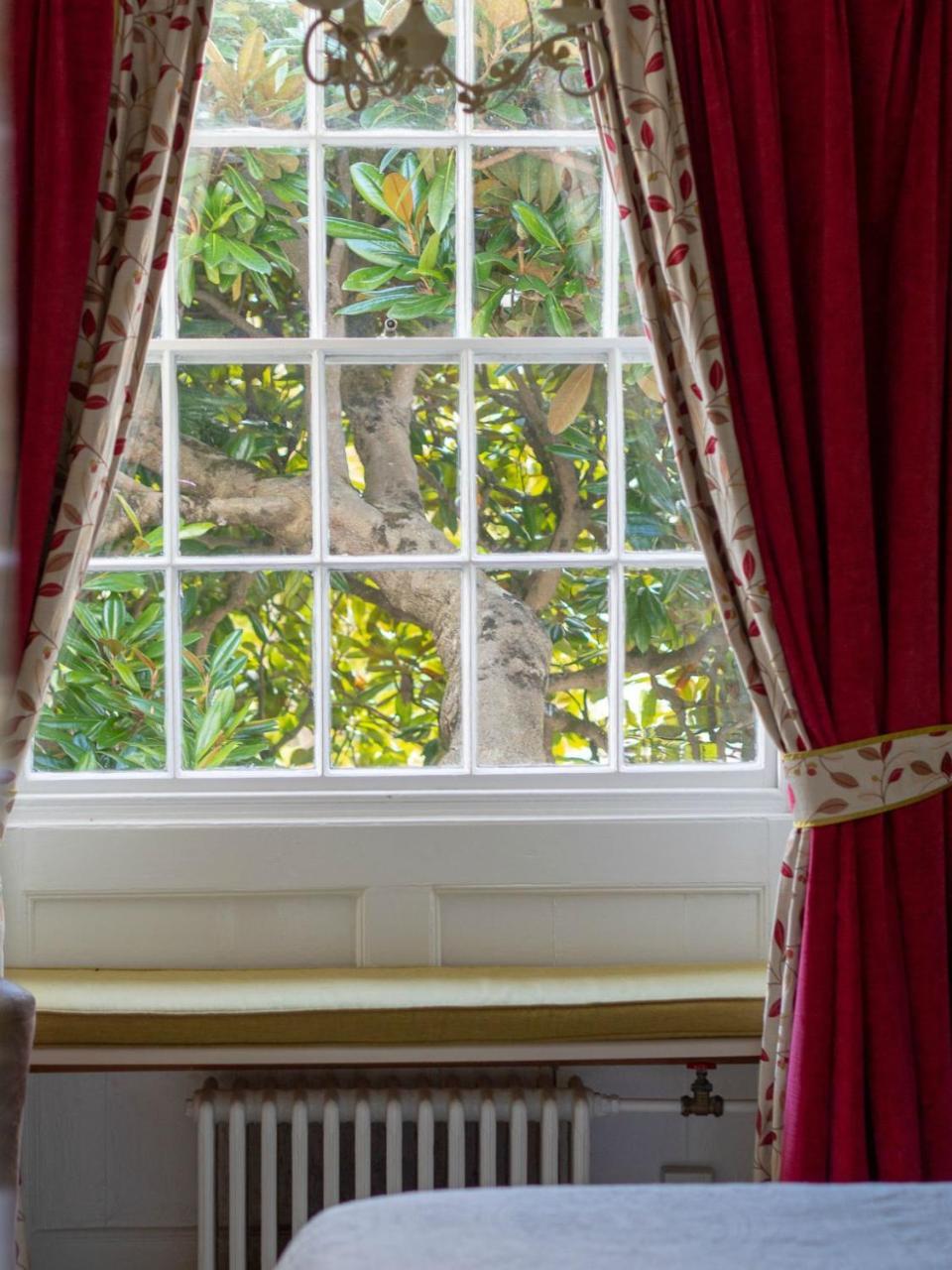The White House Hotel Чармут Екстериор снимка
